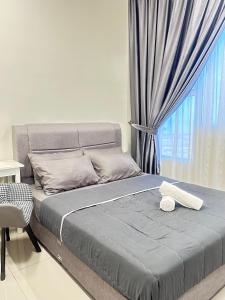 马六甲Melaka AmberCove Homely Seaview 2R2B的卧室内的一张床铺,带窗户