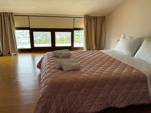 斯基亚索斯镇Villa Theodora Skiathos的一间卧室配有一张大床和两条毛巾