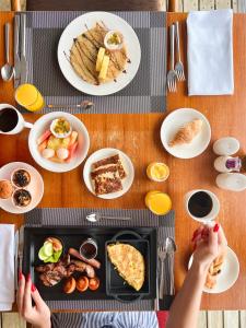 汉纳梅杜岛西纳蒙艾莱霍马尔代夫酒店的一张桌子,上面放着早餐盘