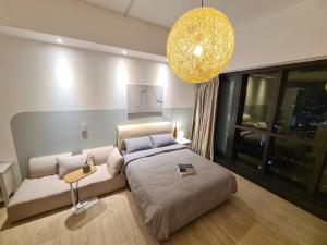 吉隆坡M city service suite KLCC的一间卧室配有一张大床和一个吊灯。