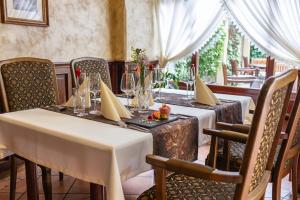 克罗梅日什Hotel Octarna - Free parking的餐厅设有2张桌子和白色桌布