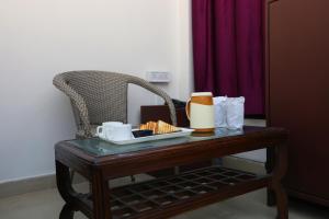 新德里Zed Hotel - IGI Airport Delhi的一张桌子,上面放着一个食物和杯子
