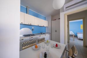 蒂勒尼亚Solidago Residence的厨房配有炉灶和白色台面
