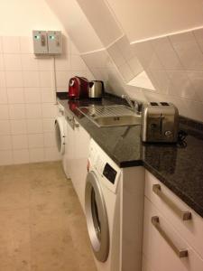 埃朗根埃朗根老城区酒店的厨房配有水槽和洗衣机