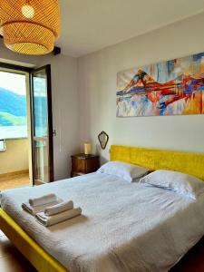 贝拉诺La Bella Vita Bellano Lakeview的一间卧室配有一张大床和两条毛巾