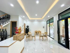 富国Teddy 96 Homestay & Cafe-3 stars-Grand World Phu Quoc的一间带桌椅的用餐室