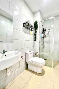 马六甲Melaka AmberCove Homely Seaview 2R2B的白色的浴室设有卫生间和水槽。