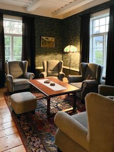 玛丽港Strandnäs Gård的客厅配有椅子和茶几