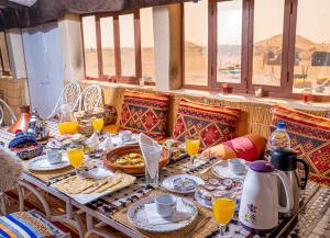 El GoueraAladdin Desert Camp的桌上放着食物和橙汁