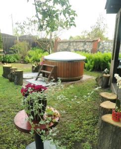 马鲁佩Garden View Home的花园设有热水浴池和鲜花桌