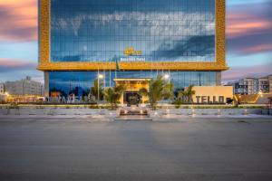 吉达Donatello Jeddah Hotel的前面灯火通明的大建筑