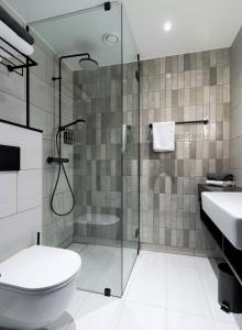 万塔Clarion Hotel Helsinki Airport的带淋浴、卫生间和盥洗盆的浴室