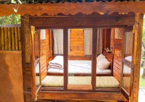 Maruwā GhātBagaicha Adventure Resort的木制房间,里面设有床