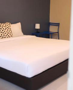 Ban Khao LaoIntha Resort的一张位于带白色床垫的房间内的床铺