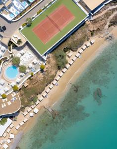 圣爱奥尼斯米科诺斯圣约翰别墅酒店的海滩上网球场的空中景致