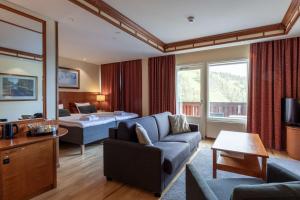 鲁卡斯堪的克卢卡霍维旅馆的酒店客房设有一张沙发和一张床