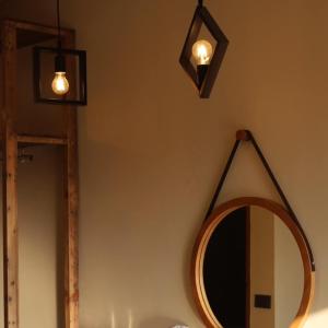 Ban Khao LaoIntha Resort的浴室设有镜子和墙上的灯