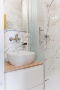 尼特拉Penzion Tofi的浴室配有白色水槽和淋浴。