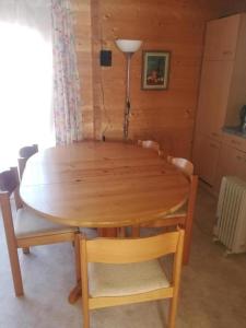 奥伯维尔Chalet Blockhaus auf Camping - b48513的一张木桌、椅子和一盏灯