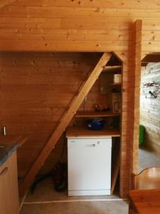 奥伯维尔Chalet Blockhaus auf Camping - b48513的小木屋内的小厨房,配有冰箱