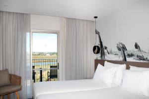 卡巴纳斯·德·塔维拉AP Cabanas Beach & Nature - Adults Friendly的酒店客房设有床和窗户。