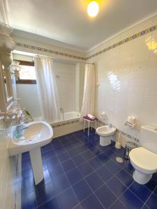 伊斯纳哈尔La Villa, Alojamiento Rural的浴室配有2个盥洗盆、卫生间和浴缸。