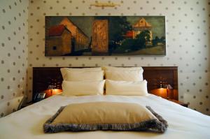 普图伊Hotel Mitra, Story Hotels的卧室配有带枕头的大型白色床