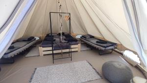 克雷尼察Glamping-Dimbo的帐篷内带两张床的房间