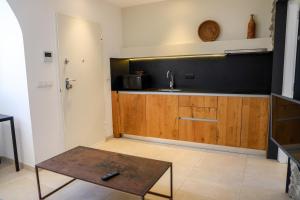 卡拉瓦德亚Cala Vadella Beachwalk Suites的一个带水槽和桌子的厨房