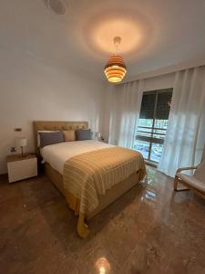 卡塔赫纳Apartamento REGIDOR的一间卧室设有一张床和一个大窗户
