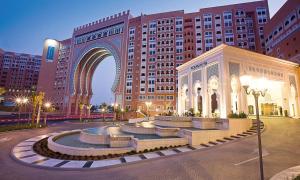 迪拜Oaks Ibn Battuta Gate Dubai的一座大建筑,在城市中心设有喷泉