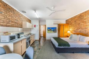 沃纳姆堡BIG4 Tasman Holiday Parks - Warrnambool的酒店客房带一张床和一个厨房
