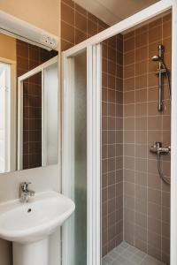 塔林16eur - 珐特玛格丽特旅舍的一间带水槽和淋浴的浴室