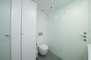埃拉特סיסייד אילת חדר עם נוף לים - Seaside Eilat Room With Sea View的白色的浴室设有卫生间和淋浴。