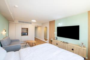 埃拉特סיסייד אילת חדר עם נוף לים - Seaside Eilat Room With Sea View的一间卧室配有一张床和一台平面电视