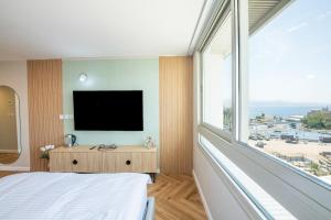 埃拉特סיסייד אילת חדר עם נוף לים - Seaside Eilat Room With Sea View的一间卧室设有一张床和一个大窗户