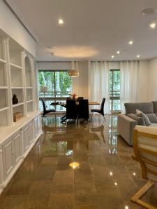 卡塔赫纳Apartamento REGIDOR的客厅配有沙发和桌子