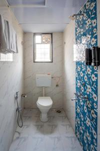 浦那StayBird - NEST, A Premium Residences, Kharadi的一间带卫生间、窗户和淋浴的浴室