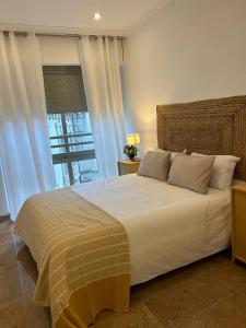 卡塔赫纳Apartamento REGIDOR的卧室配有一张大白色床和窗户