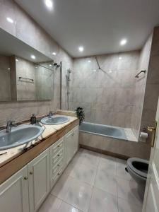 卡塔赫纳Apartamento REGIDOR的一间带两个盥洗盆、浴缸和卫生间的浴室