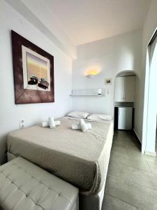 Megali AmmosAnna的酒店客房带一张床和一个厨房