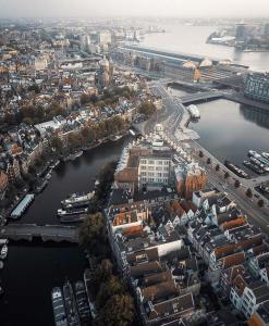 阿姆斯特丹Boat no Breakfast的享有河流和建筑的城市空中景致