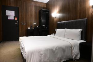 台北水滴米窝的酒店客房带一张大床,带白色床单