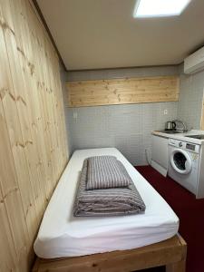 首尔首尔站R旅馆的小房间设有床铺和洗衣机