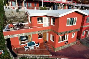 博瓦利Galaxy Stay Casa的享有红色房子空中景色的阳台