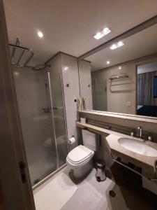 圣保罗Flat Hotel Internacional Ibirapuera 2534的带淋浴、卫生间和盥洗盆的浴室