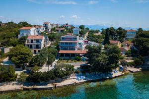 尼库加姆Boutique Guesthouse Sveti Petar, on the beach, heated pool, restaurant & boat berth - ADULT ONLY的水上度假村的空中景观