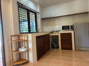 塔林甘海滩Aforetime House @ Samui的厨房配有水槽和冰箱