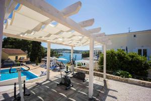 尼库加姆Boutique Guesthouse Sveti Petar, on the beach, heated pool, restaurant & boat berth - ADULT ONLY的享有带白色凉亭的游泳池的景色
