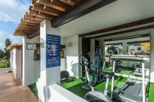 圣保罗-德旺斯村镇酒店的健身房,带镜子的健身房